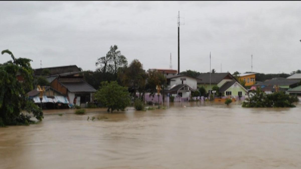 น้ำท่วมสงขลาหนักหน่วงที่สุดในรอบปี "10 อำเภอประกาศเขตภัยพิบัติ" เทพาอ่วมจมบาดาลทั้งเมือง (มีคลิป)