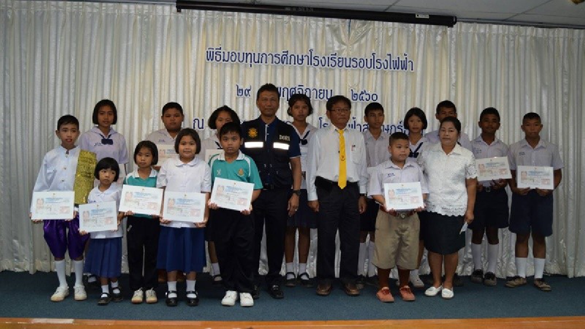 กฟผ.โรงไฟฟ้าสุราษฎร์ธานี มอบทุนการศึกษาให้กับเด็กเรียนดี ประพฤติดี เป็นตัวอย่างดี ใส่ใจสถานศึกษาและชุมชนรอบข้างอย่างต่อเนือง (มีคลิป)