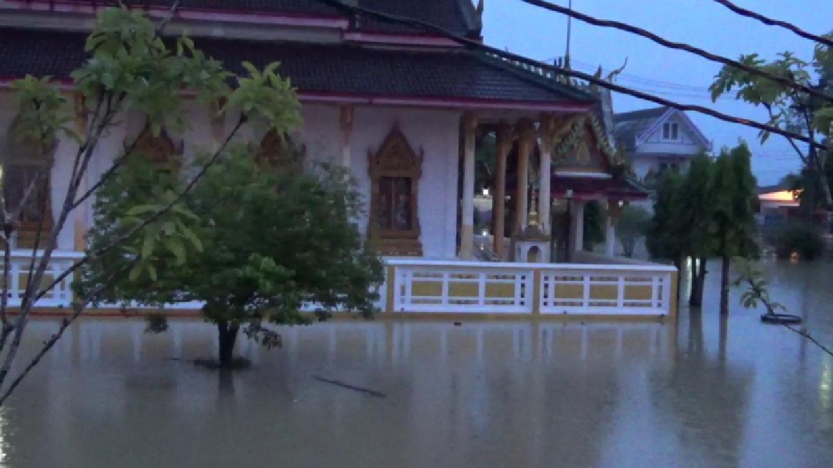 มวลน้ำสองฝั่งแม่น้ำตรังยังท่วมสูงขึ้นอย่างต่อเนื่อง ชาวบ้านส่วนหนึ่งเฝ้าเวรยามคอยเตือนอพยพ (มีคลิป)