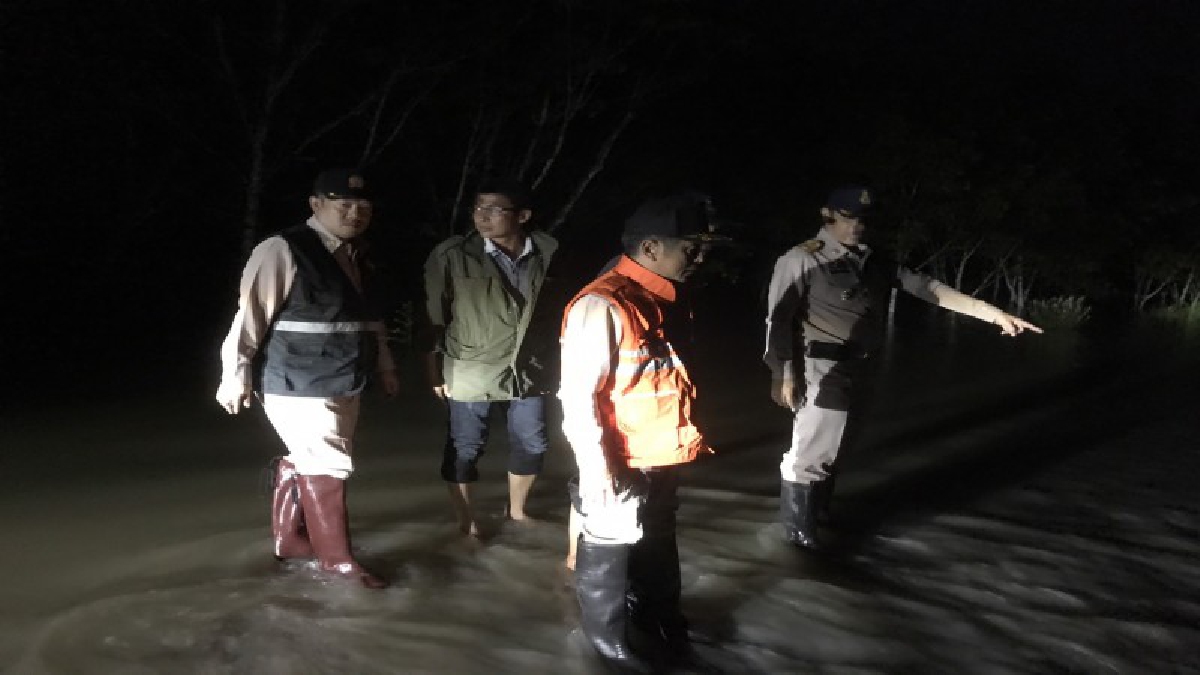 ผู้ว่าฯตรัง..!! นำทีมลุยน้ำช่วงกลางคืน รุดช่วยเหลือประชาชน ที่ประสบภัยน้ำท่วม พร้อมยันยังไงก็ไม่ทิ้งประชาชนแน่นอน