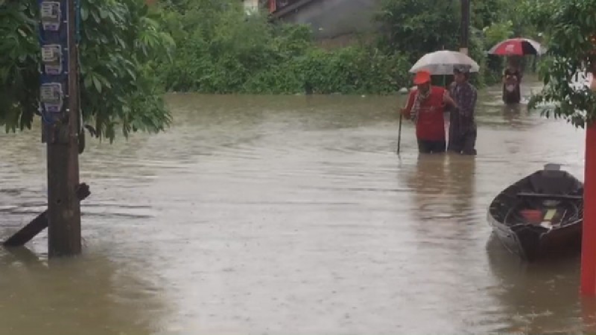 ฝนยังกระหน่ำอย่างต่อเนื่อง..!!! บขส.เมืองคอนฯ ระดับน้ำสูง ด้านชุมชนบ่อทรัพย์เร่งอพยพคนชราออกจากบ้าน