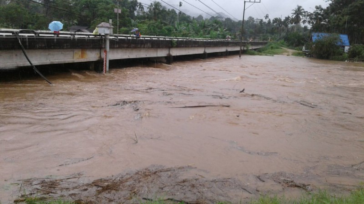 นครศรีธรรมราชอ่วมหนัก..!! ฝนตกอย่างต่อเนื่อง ทำน้ำท่วมสูง ล่าสุดจังหวัดประกาศเขตพื้นที่ประสบอุทกภัยแล้ว 7 อำเภอ รร.สั่งปิด 2 วัน