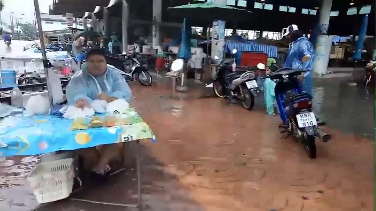 ตัวเมืองระโนดสาหัส !!! ถูกน้ำทะเลสาบหนุนเข้าท่วมแล้ว ด้านจนท.เร่งช่วยเหลือประชาชน พร้อมนำเรือท้องแบนเตรียมพร้อมทุกสถานการณ์