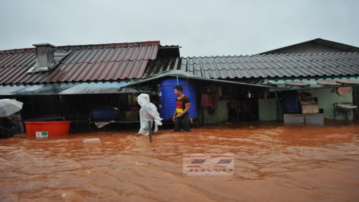 ฝนถล่มหนักเมืองสุราษฎร์ นักท่องเที่ยวต่างชาติไม่สนสภาพอากาศ แห่ชมกุ้ยหลินเมืองไทยด้านเจ้าท่าเข้ม (มีคลิป)