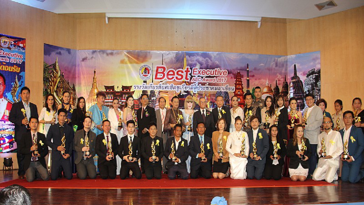 ศิลปินดารา-นักแสดง สื่อมวลชน เข้ารับรางวัล Best Executive AEC Awards 2017 ผู้สื่อข่าวทีนิวส์ คว้ารางวัลดีเด่น สาขาผู้ทำคุณประโยชน์ต่อสังคม