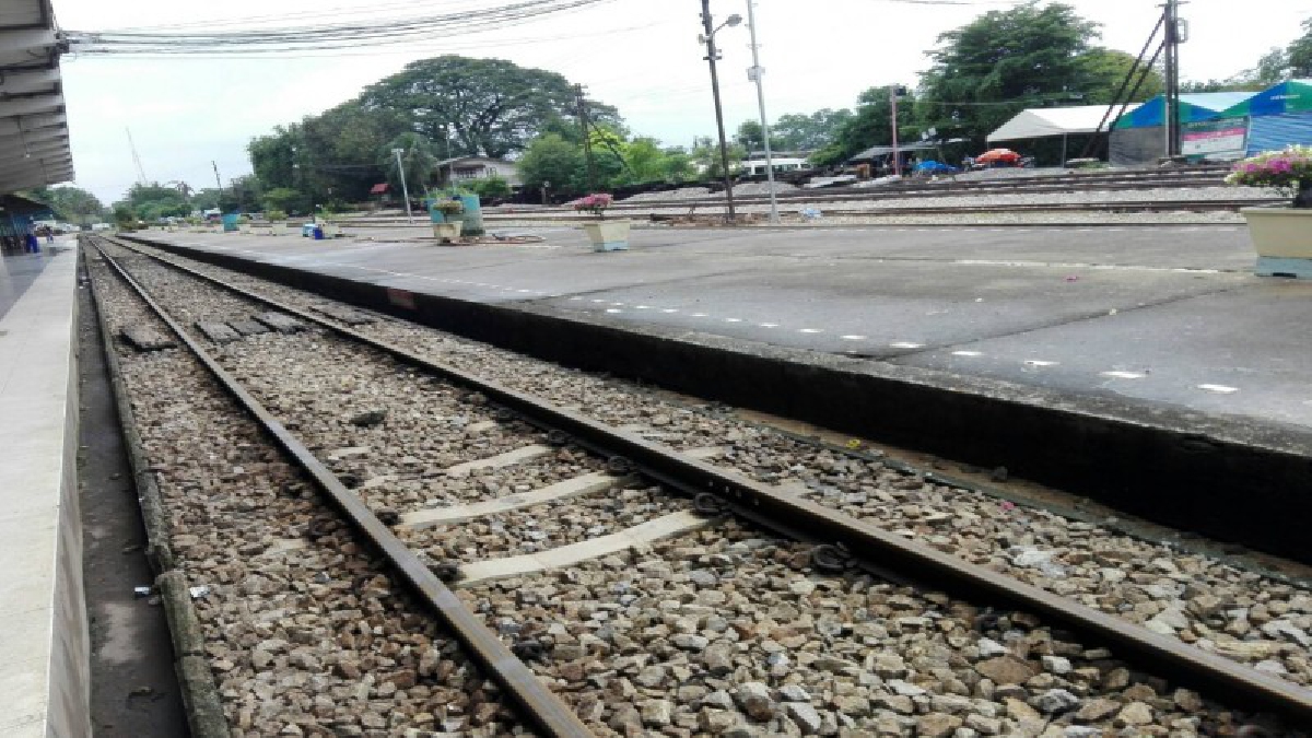 วุ่นวายสุดๆ..!! น้ำท่วมเหนือสันรางรถไฟที่สถานีรถไฟที่วัง-สถานีรถไฟกะปาง เป็นระยะทางยาวประมาณ 2 กิโลเมตร จึงจำเป็นต้องถ่ายโอนผู้โดยสาร