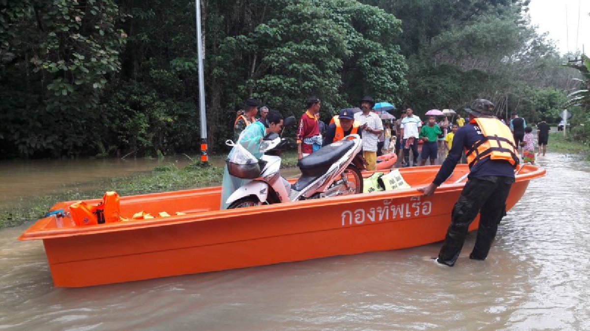 ทหารเรือสตูล...ไม่ทอดทิ้งประชาชน ส่งกำลังคอยดูแลประชาชนในพื้นที่น้ำท่วม พร้อมส่งกำลังสแตนบายเข้าช่วยเหลือ 24 ชั่วโมง (มีคลิป)