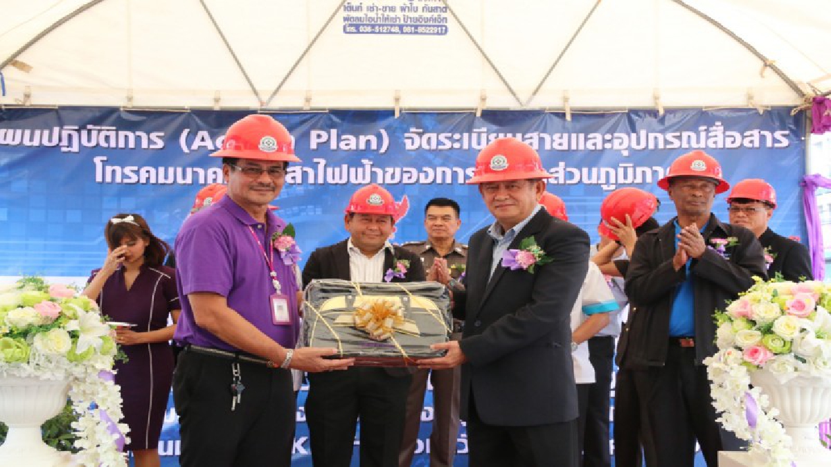 จังหวัดสิงห์บุรี!! จัดระเบียบสายไฟฟ้าและอุปกรณ์สื่อสารคมนาคมบนเสาไฟฟ้าในเขตชุมชนตลาดโต้รุ่งเทศบาลเมืองสิงห์บุรี..!?