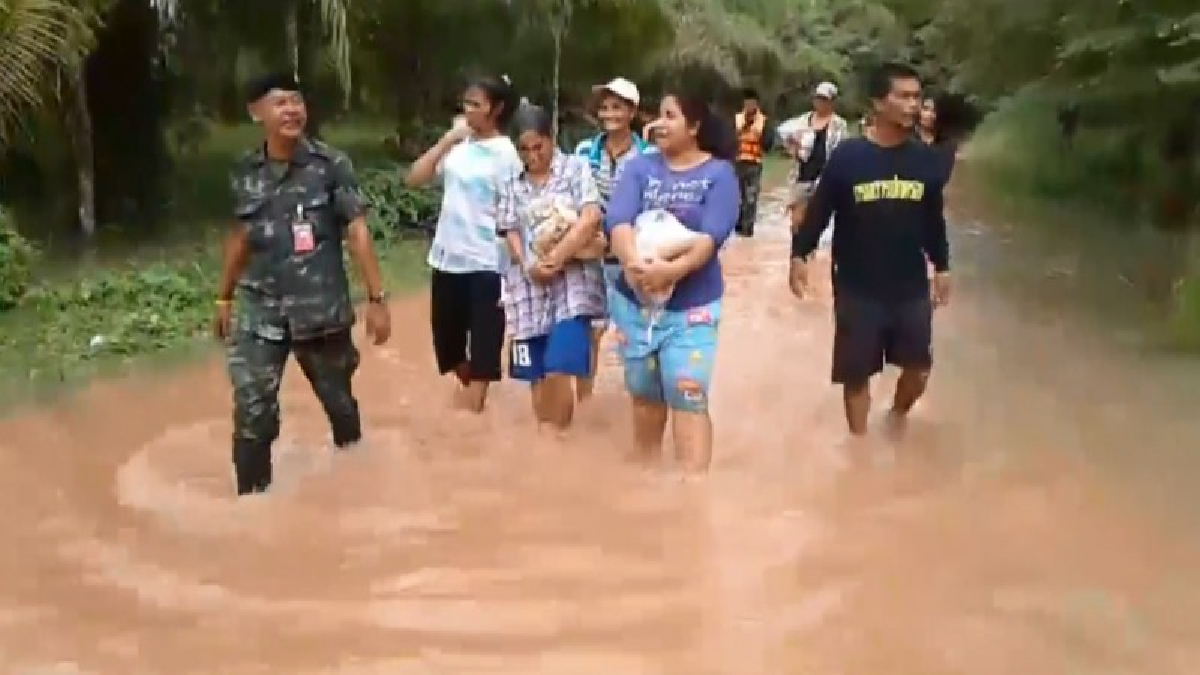 กระบี่!! เจ้าหน้าที่ ฝ่ายปกครอง มอบถุงยังชีพ ให้แก่ประชาชนที่ประสบภัย น้ำท่วม รวม 40 หลัง