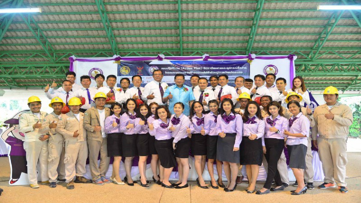 ได้ฤกษ์ซะที..!! การไฟฟ้าส่วนภูมิภาคระนอง ระดมกำลังลุยจัดระเบียบ สายไฟและสายโทรคมนาคม