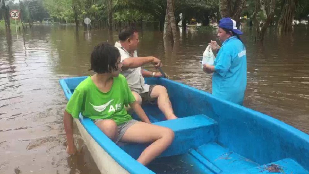 แม้ฝนหยุดก็ยังอยู่เมืองบาดาล น้ำท่วมขังเกือบ 1 เมตร พนักงานกว่า 100 ครอบครัว อพยพขึ้นชั้นสอง ผู้ว่าชี้มีพื้นที่ประสบภัยแล้ว 9 อำเภอ..!!