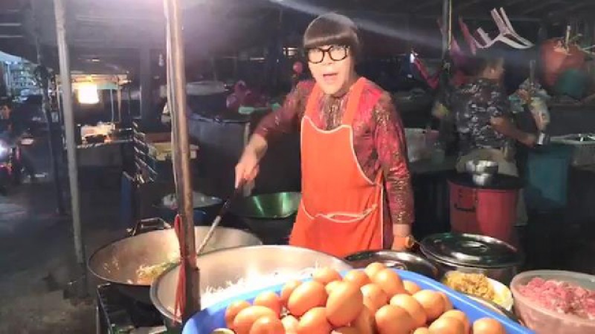 จัดเต็ม เป๊ะเวอร์ !! "ผัดไทยเจ๊ปั๋ง"สุดยอดตำนาน..ของดีเมืองสุรินทร์ ผัดมากว่า 50 ปี รับรองใครได้กินต้องติดใจ (คลิป)