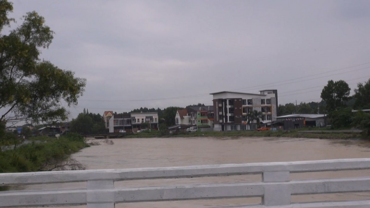 จับตาน้ำท่วมหาดใหญ่อย่างใกล้ชิด..!! หลังน้ำในคลองอู่ตะเภา-คลองภูมินาถดำริ ระดับน้ำเพิ่มสูงขึ้นจนเกือบเต็ม (มีคลิป)