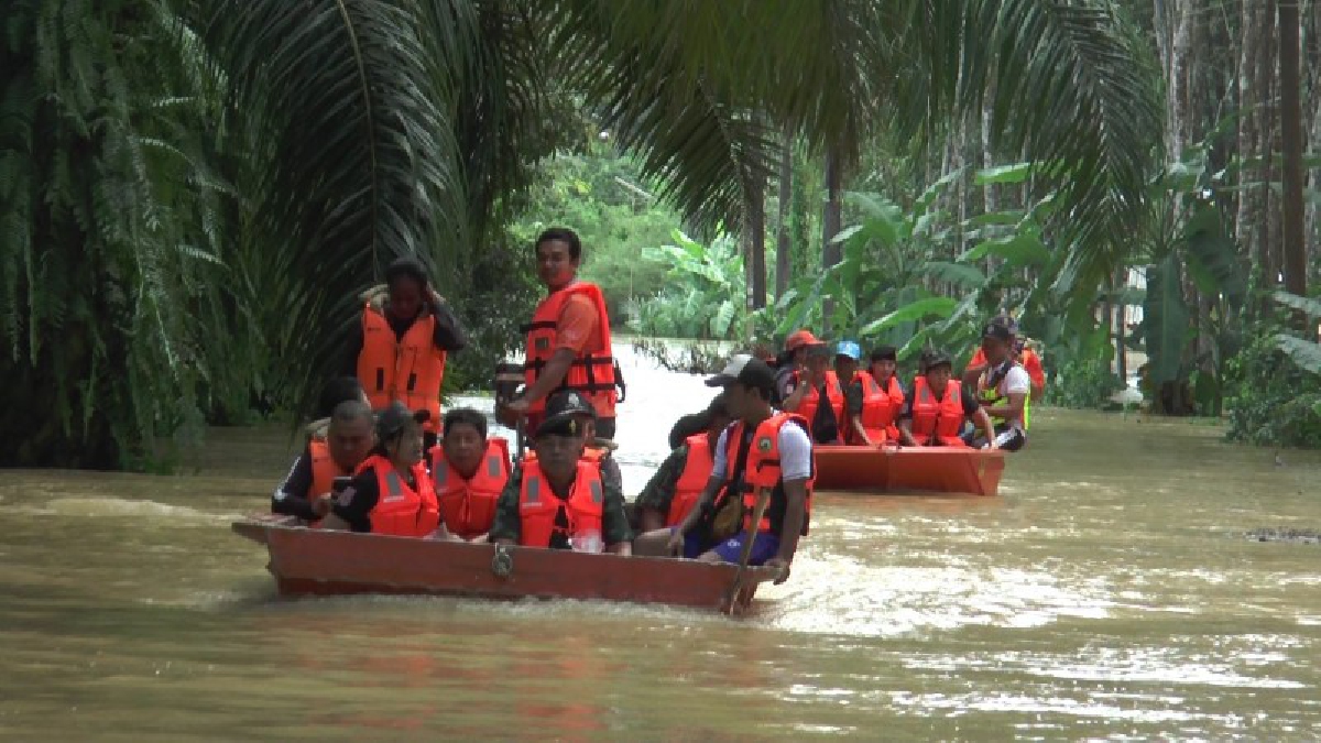 คนไทยไม่ทิ้งกัน..!! ผบ มทบ.45 นั้งเรือลุยน้ำสูงเกือบ 2 เยี่ยมและมอบของยั่งชีพให้ชาวบ้านที่ถูกน้ำท่วม พร้อมจัดแพทย์ตรวจผู้ป่วยติดเตียง (คลิป)