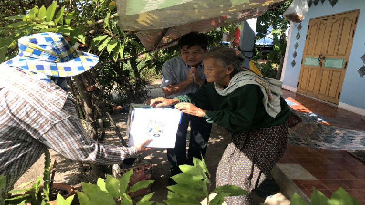 ชาวสุพรรณบุรี..!! บรรยากาศการร่วมบริจาคเงิน สมทบโครงการก้าวคนละก้าว เพื่อ รพ. 11 แห่งทั่วประเทศ ของตูน บอดี้แสลม เป็นไปอย่างคึกคัก