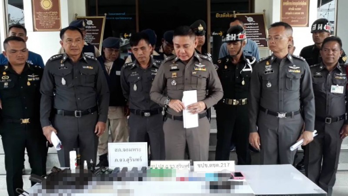 ผบก.ภ.สุรินทร์ แถลงข่าวรวบ เครือข่ายกลุ่มผู้ค้ายาเสพติด พบคลังแสงย่อย จับได้ 3 ราย ซุกอาวุธสงครามเต็มบ้าน อีก 1 รายหนีการจับกุมไปได้ (คลิป)