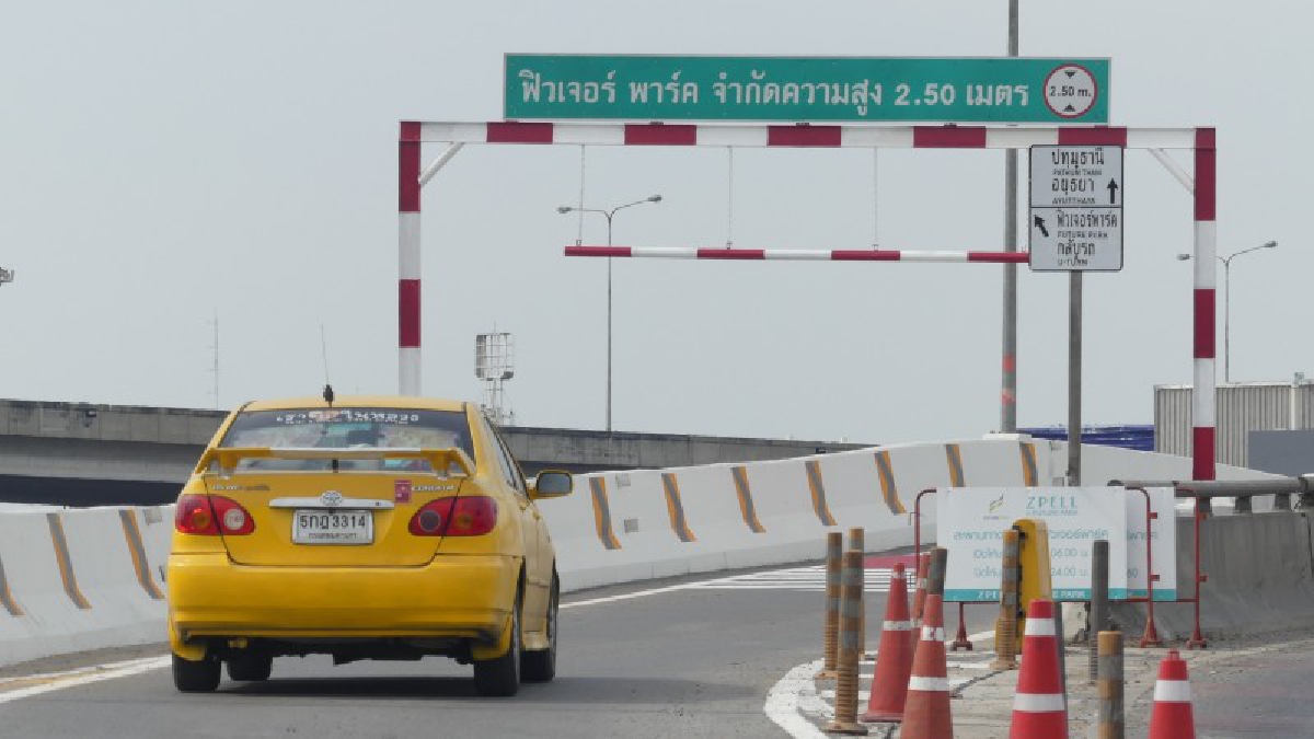 ปทุมธานี..!! เปิดใช้งานปกติ สะพานเข้าฟิวเจอร์พาร์ค หลังปิดซ่อมรอยต่อแยก