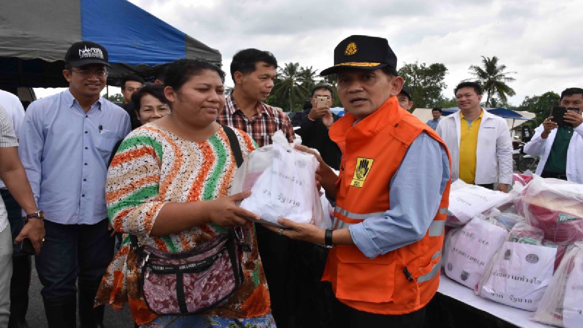 ผวจ.นครศรีธรรมราช เยี่ยมให้กำลังใจพร้อมมอบเครื่องอุปโภคบริโภคผู้ประสบอุทกภัยที่สนามบินกองทัพภาคที่ 4 และโรงเรียนวัดโทเอก