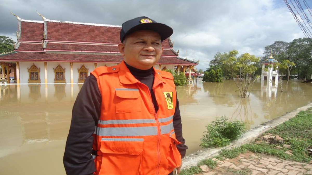 ชาวบ้านบางรักเมืองตรัง โวยหนัก น้ำท่วมเกือบมิดหลังคา หนีน้ำมานอนข้างถนน 3 คืน ยังไม่มีหน่วยงานใดเหลียวแล (คลิป)