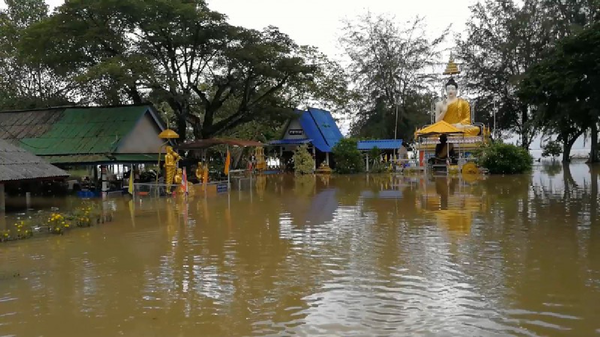 อ่วม !! 7 อำเภอริมทะเลสาบสงขลา น้ำท่วมหนัก พระทิ้งวัด - อพยพผู้คนออกจากหมู่บ้าน (มีคลิป)