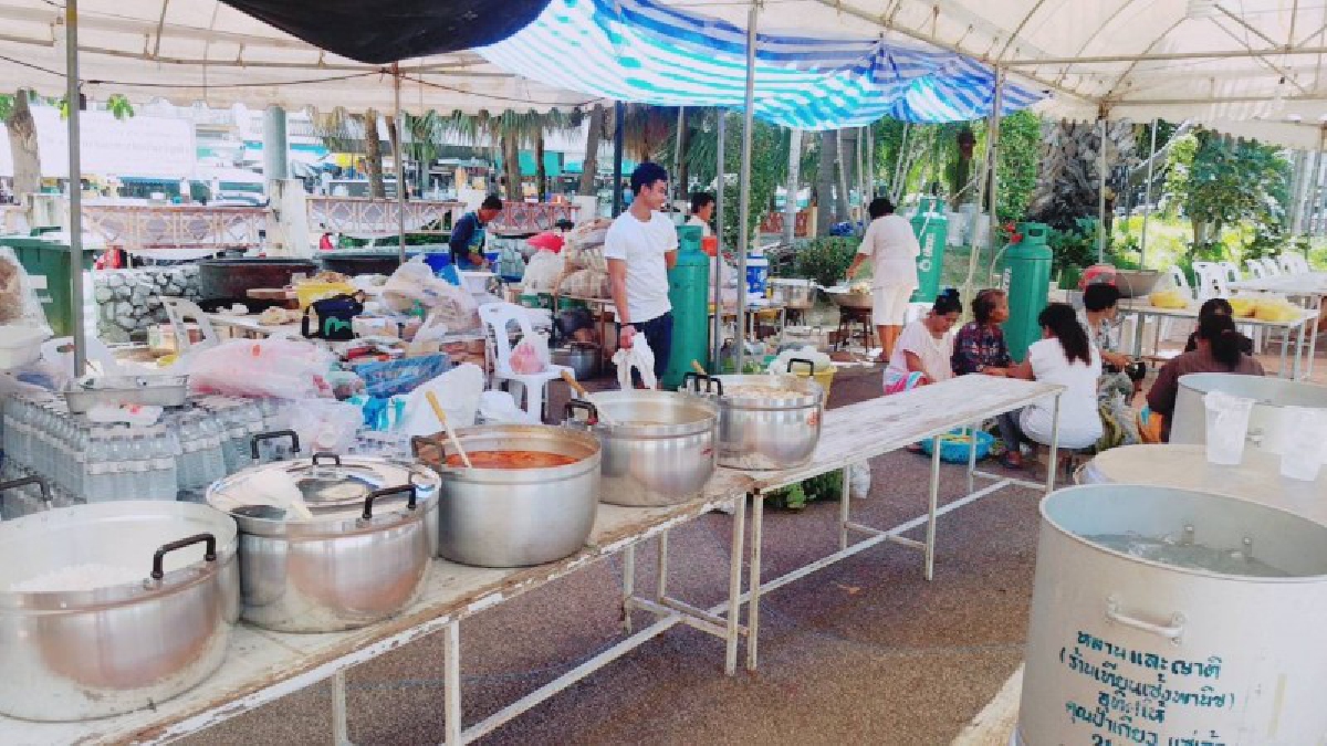 งานนี้กินฟรีทั้งเดือน !! ชื่นชมเศรษฐีใจบุญเมืองแพร่ จัดโรงทานให้ชาวบ้านกินฟรี 1 เดือนเต็มๆ (มีคลิป)