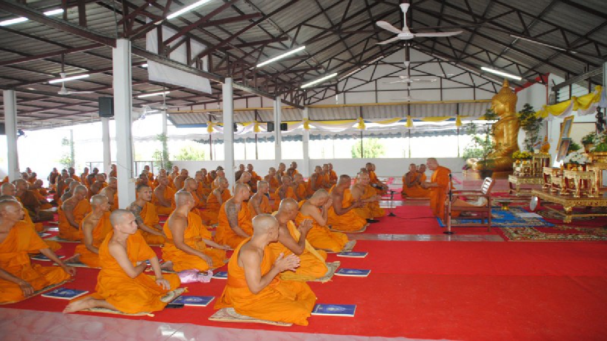 รองเจ้าคณะจังหวัดชลบุรี เปิดโครงการมัคคปฏิบัติธรรม เดินธุดงค์ธรรมยาตราคณะสงฆ์อำเภอศรีราชา กว่า 100 รูป   (มีคลิป)