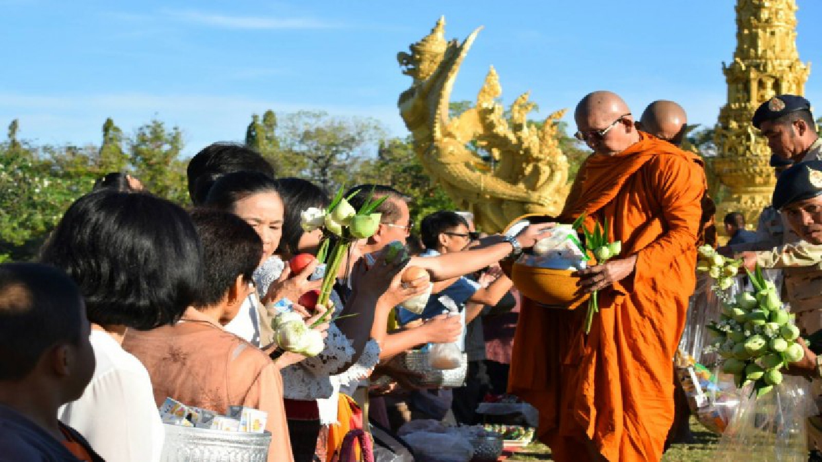 จังหวัดอุบลราชธานี!! เปิดโครงการ ส่งเสริมประเพณีทำบุญ ตักบาตรและถวายดอกบัวทุกวันอาทิตย์ เพื่อเป็นพุทธบูชา
