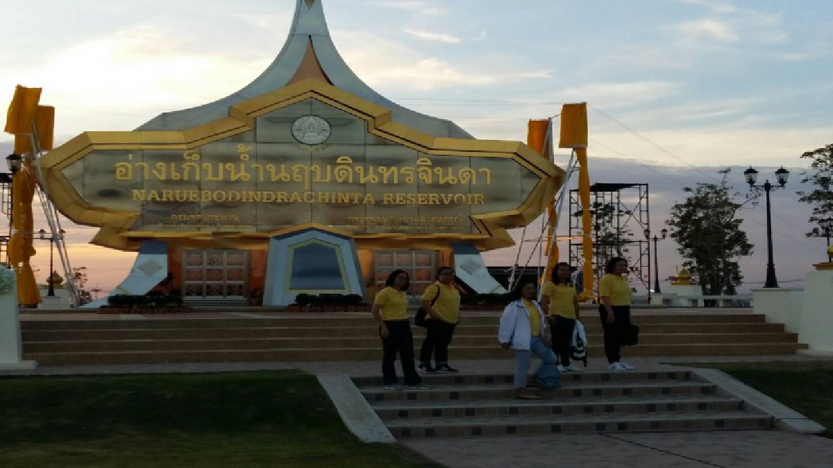 ก่อนวันพ่อ!! ชาวปราจีนบุรีเฝ้ารอรับเสด็จพระเจ้าอยู่หัวเสด็จเปิดโครงการเขื่อนนฤบดินทรจินดา(ห้วยโสมง)ในพระระราชดำริ &ldquo;เขื่อนสุดท้ายของพ่อหลวง&rdquo;
