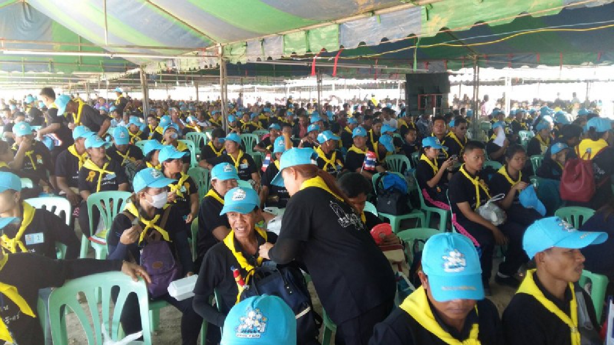 พสกนิกรกว่า 30,000 คน รอรับเสด็จพระเจ้าอยู่หัว ร.10 ในพิธีเปิดอ่างเก็บน้ำนฤบดินทรจินดาในพระราชดำริ (เขื่อนห้วยโสมง)