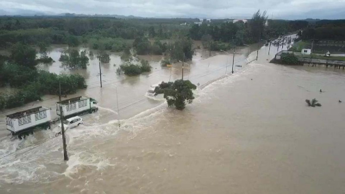 เผยภาพมุมสูง..!! ขณะบินสำรวจพื้นที่น้ำท่วมเมืองตรัง พบยังท่วมสูงวิกฤติหลายพื้นที่