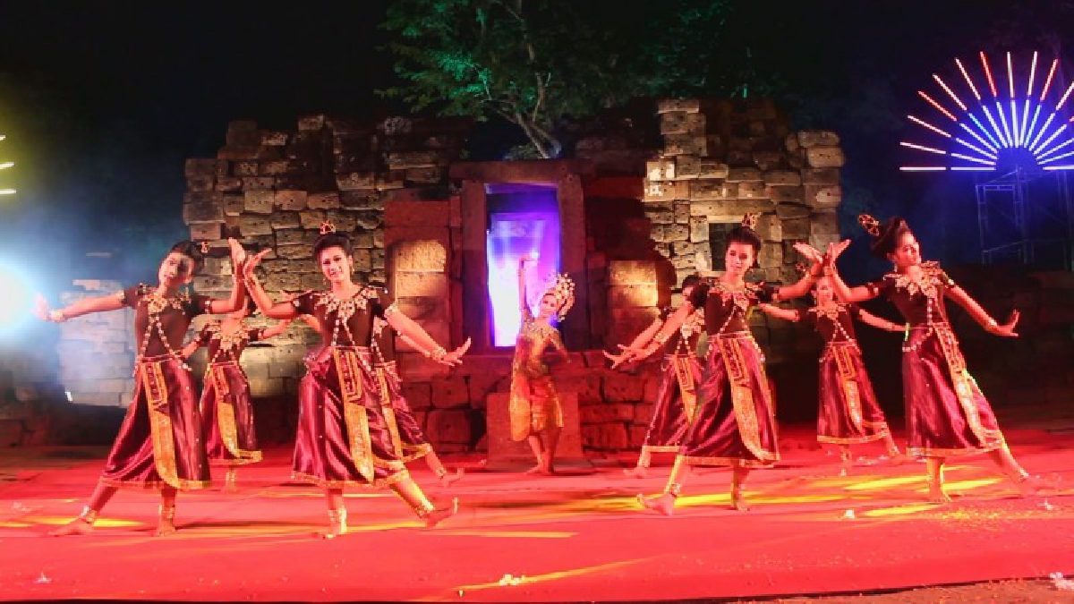 ครบุรี เชิญเที่ยวงาน "ชวนกินเข่าค่ำกลางเดิ่น ชมปราสาทครบุรี" !!! 26 ธันวานี่ มาเด้อพี่น่องเอ๋ง!! (คลิป)