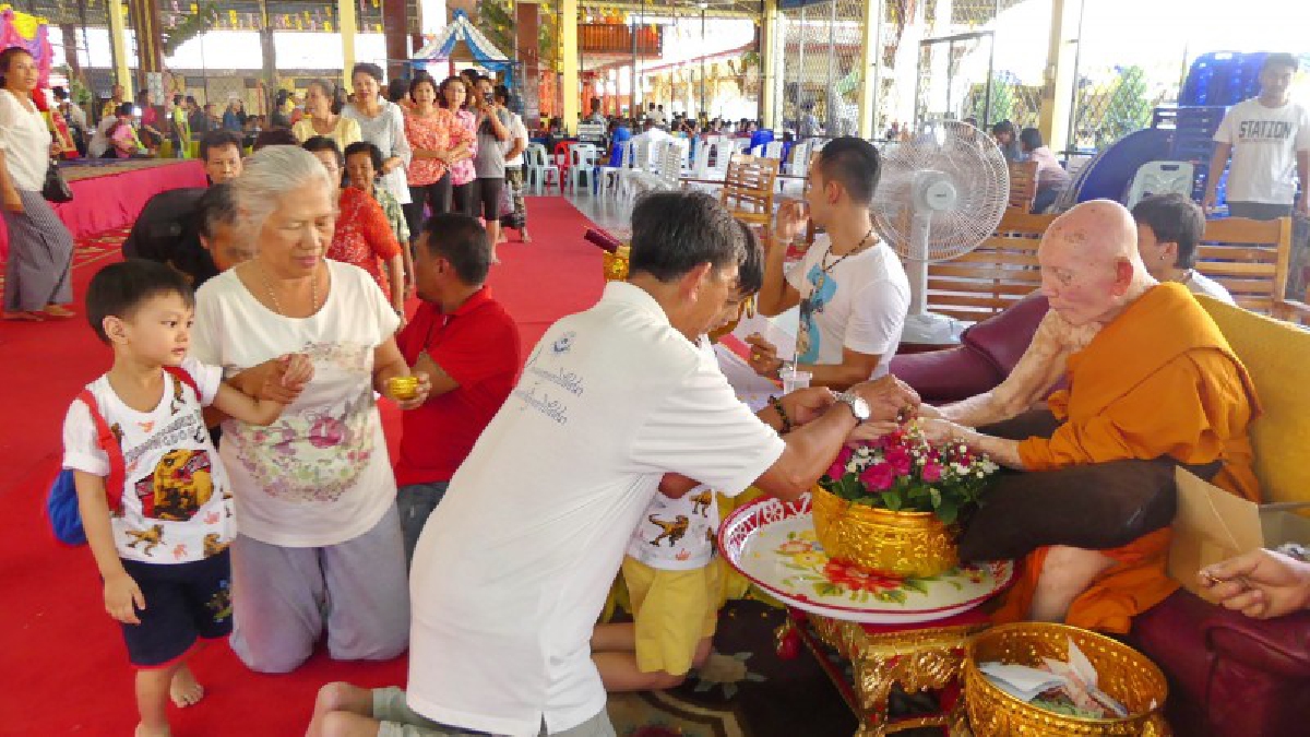 ชาวปทุมธานี !! แห่ร่วมบุญเทศมหาชาติ 13 กัณฑ์ 1,000 พระคาถา ถวายหลวงปู่ตุ๋ยอายุครบ 94 ปี