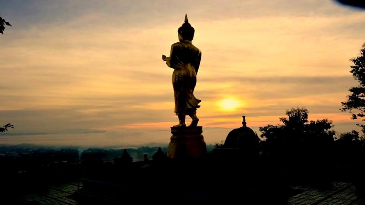 เปิดบรรยากาศที่หาชมได้ยาก !! แสงพระอาทิตย์ยามเช้า-เย็น ณ วัดพระธาตุเขาน้อย สวยงามขนาด นทท.แห่เก็บรูปเป็นที่ระลึก