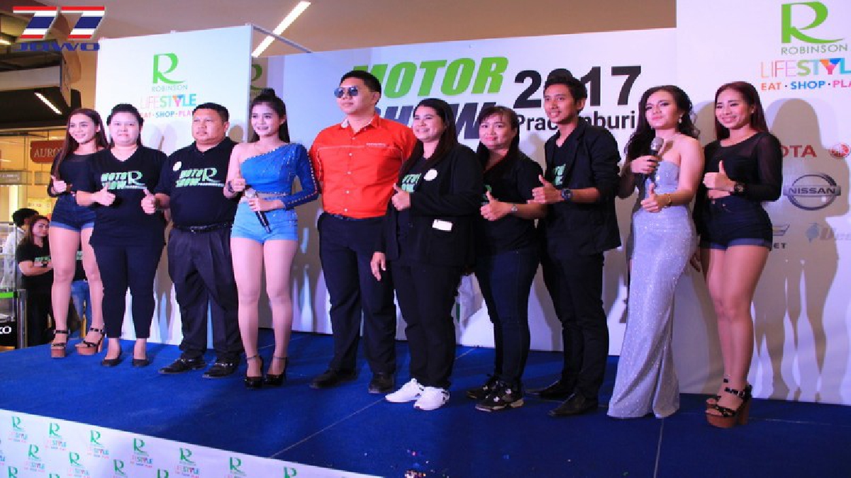"โรบินสันมอเตอร์โชว์ 2017" มหกรรมยานยนต์สุดยิ่งใหญ่ พบกับ "ลำไย ไหทองคำ" ที่มาร่วมร้องเพลงให้ความบันเทิงภายในงาน (มีคลิป)