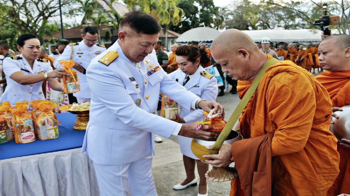 กองทัพเรือ..!! จัดพิธีทำบุญตักบาตรพระสงฆ์ 89 รูป เนื่องในวันคล้ายวันเฉลิมพระชนมพรรษา ร.9