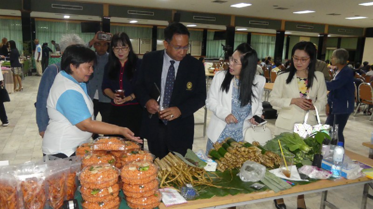 ปทุมธานี..!! กลุ่มเกษตรเครือข่าย ขอผืนดินเกษตร ติวเข้มประยุกต์ใช้จุลินทรีย์เพื่อเกษตร มีผู้เข้าร่วมอบรมจำนวน 200 คน