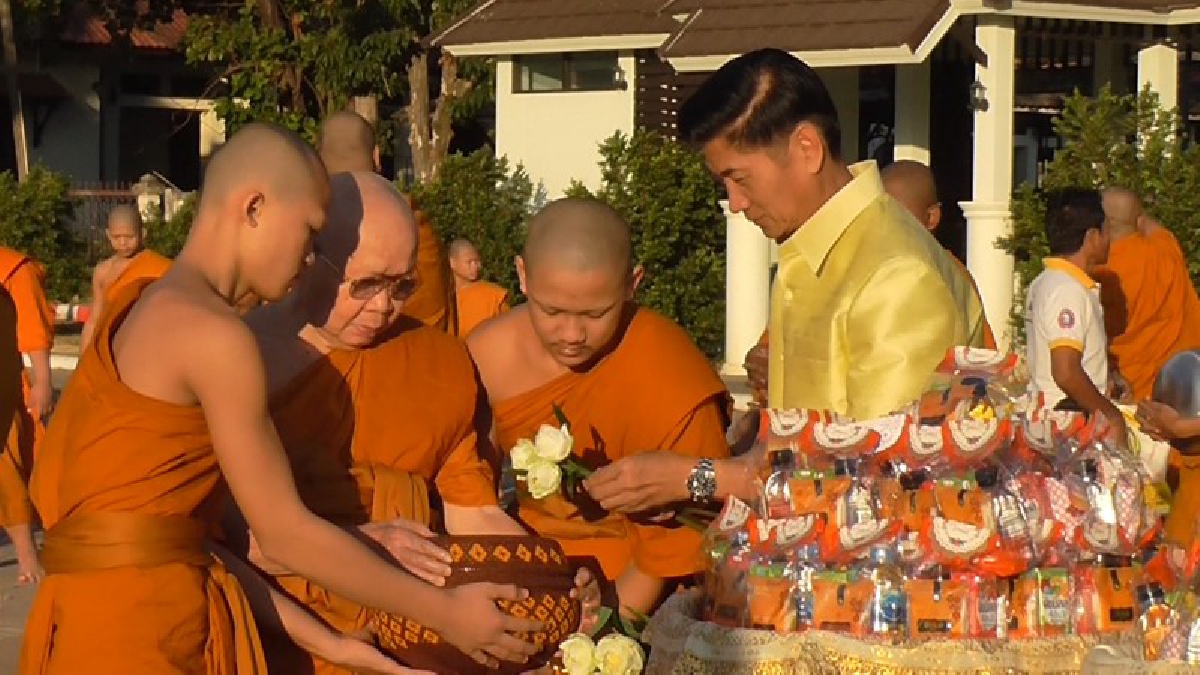 รำลึกบุญคุณข้าว...บุญคุณชาวนา!! ผู้ว่าราชการหนองคายนำพุทธศาสนิกชน ทำบุญตักบาตรเทศกาลข้าวใหม่ ประจำปี 2560 ปีแรก