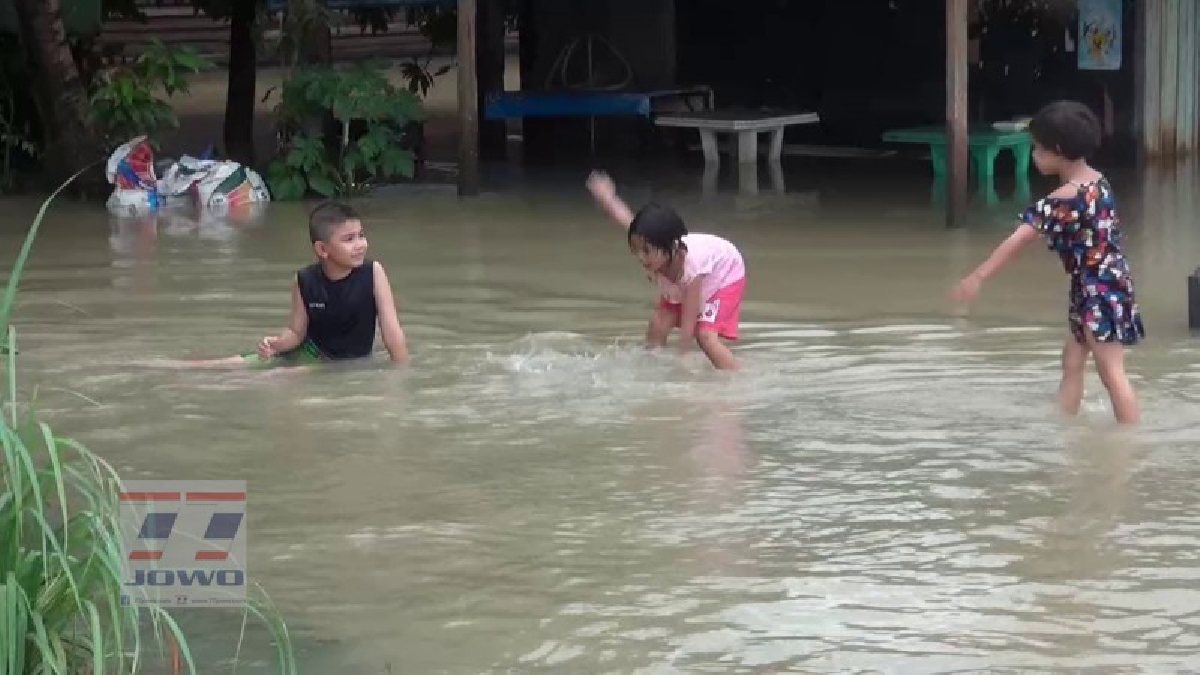 ความสนุกของเด็กๆ..!! น้ำท่วมโรงเรียนปิด เด็กออกมาเล่นน้ำกันอย่างสนุกสนาน โดยมีผู้ปกครองเฝ้ายืนดู ด้วยความระมัดระวัง