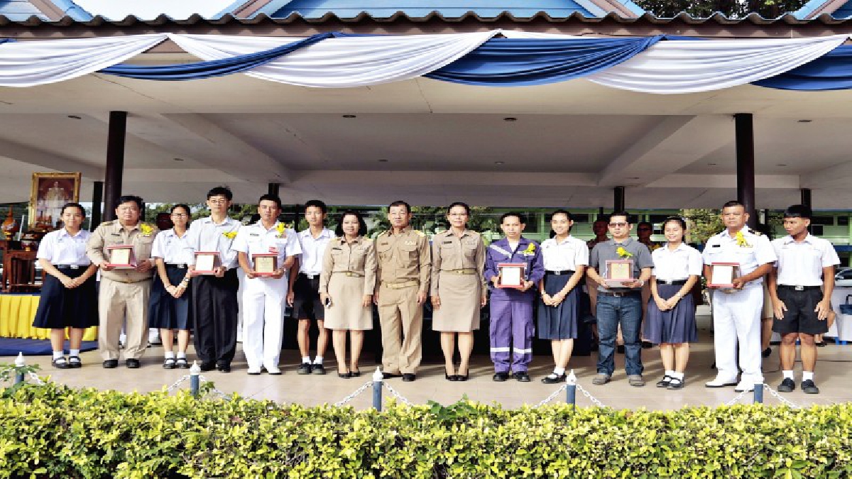 โรงเรียนสิงห์สมุทร..!! จัดกิจกรรมวันพ่อแห่งชาติ มอบโล่พ่อดีเด่น เนื่องในวันคล้ายวันเฉลิมพระชนมพรรษา ร.9