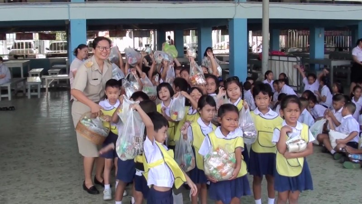 อ่างทอง..!! คณะครูและนักเรียน ร่วมกันตักบาตรข้าวสารอาหารแห้ง เนื่องในวันพระมหากษัตริย์และวันพ่อแห่งชาติ (มีคลิป)