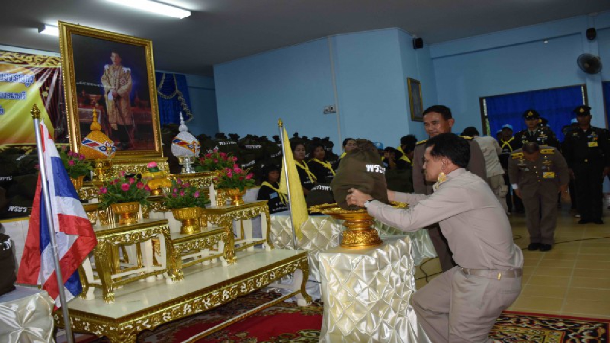 ในหลวง ร.10 ทรงห่วงใยพสกนิกร โปรดเกล้าฯ ให้องคมนตรี เชิญถุงยังชีพพระราชทาน มอบแก่ผู้ประสบอุทกภัยที่ จ.นครศรีธรรมราช