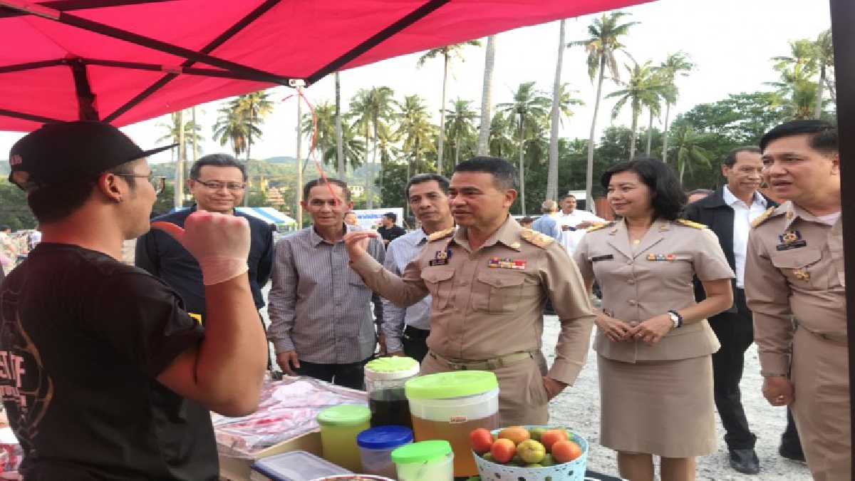 ภูเก็ต Kick off ตลาดประชารัฐ คนไทยยิ้มได้ ที่ตลาดนัดชุมชนสามแยกภูเก็ต  ผู้ประกอบการแห่ลงทะเบียนจำหน่ายสินค้ากันคึกคัก