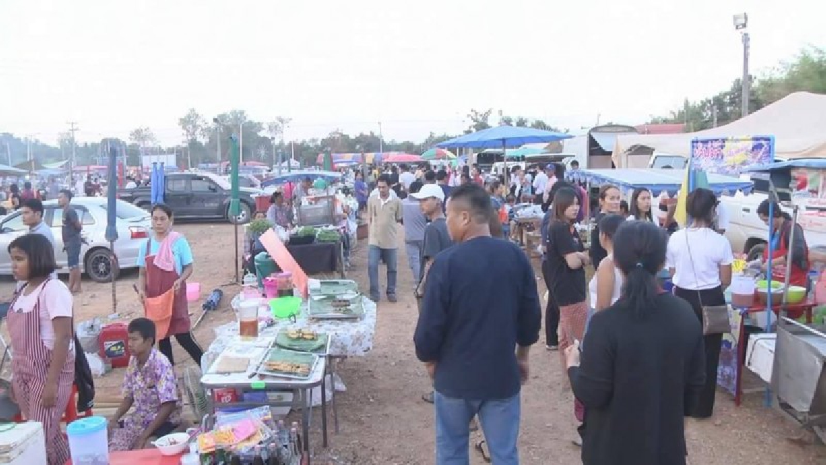 ผวจ.ชัยนาท เป็นประธาน "เปิดตลาดประชารัฐท้องถิ่นสุขใจ" ตำบลหนองมะโมง ช่วยเหลือผู้ประกอบการที่เดือดร้อน จากการไม่มีสถานที่ค้าขาย