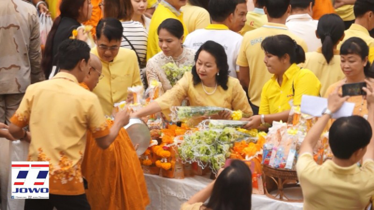 สมุทรสงคราม..!! ประชาชนร่วมทำบุญตักบาตร เนื่องในวันคล้ายวันเฉลิมพระชนมพรรษา วันชาติ และวันพ่อแห่งชาติ (มีคลิป)