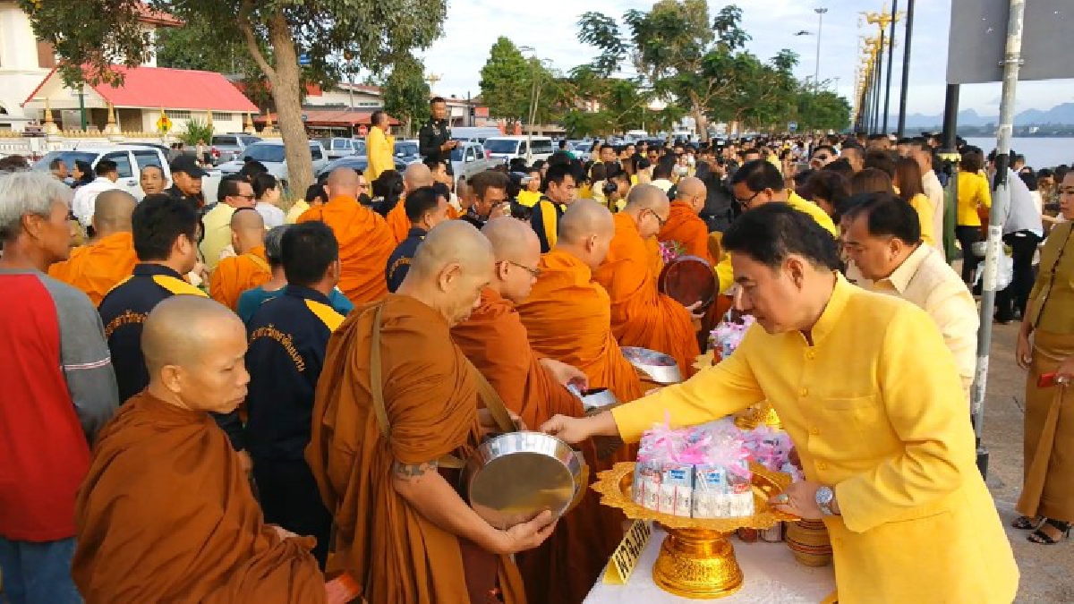 ชาวนครพนม พร้อมใจใส่เสื้อเหลือง ร่วมกันทำบุญตักบาตร ถวายเป็นพระราชกุศลแด่ในหลวงรัชกาลที่ 9 (มีคลิป)