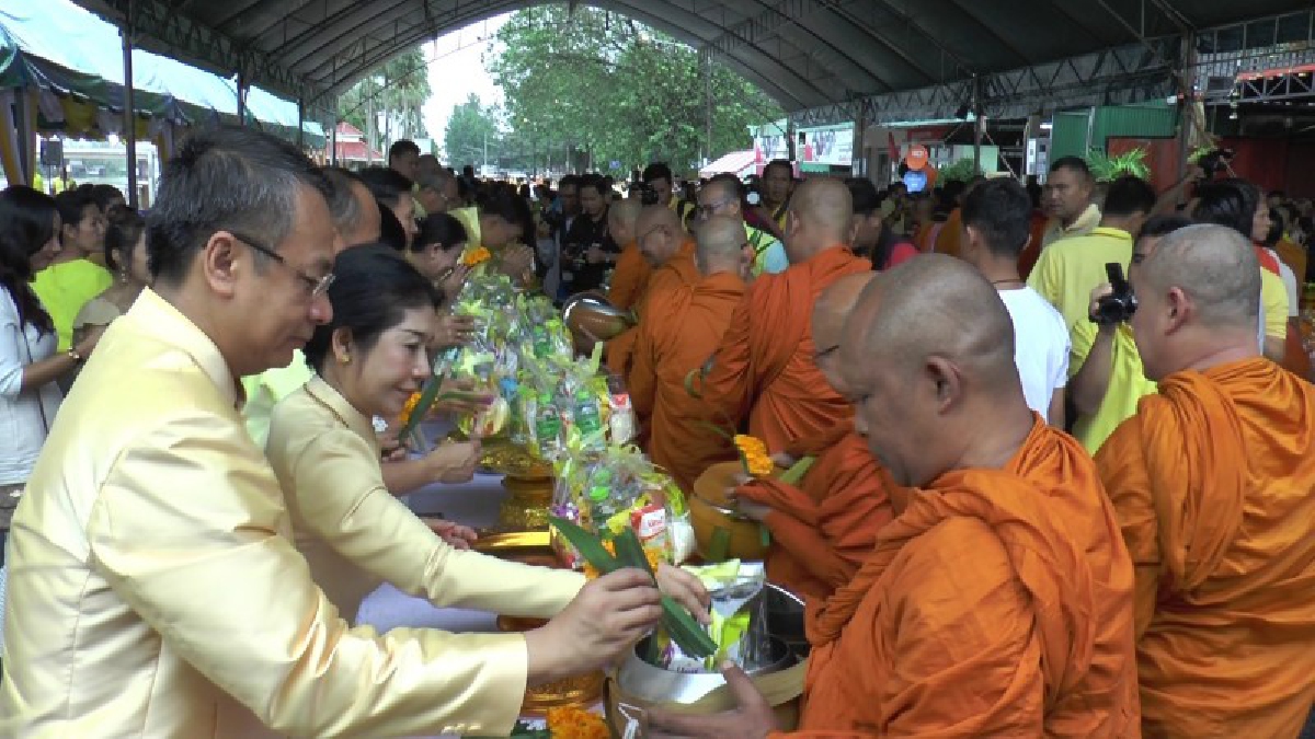 ผู้ว่าฯสุราษฎร์ธานี นำข้าราชการ-ประชาชน ทำบุญตักบาตร ถวายพระราชกุศลพระบาทสมเด็จพระปรมินทรมหาภูมิพลอดุลยเดช บรมนาถบพิตร (คลิป)