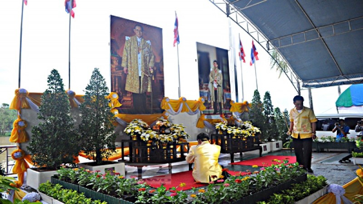 พ่อเมืองสุราษฎร์ นำประชาชนทุกหมู่เหล่ากว่า 5,000 คน ร่วมทำบุญตักบาตรวันพ่อแห่งชาติ และวันชาติ ท่ามกลางบรรยากาศรำลึกในหลวง ร.9 (มีคลิป)