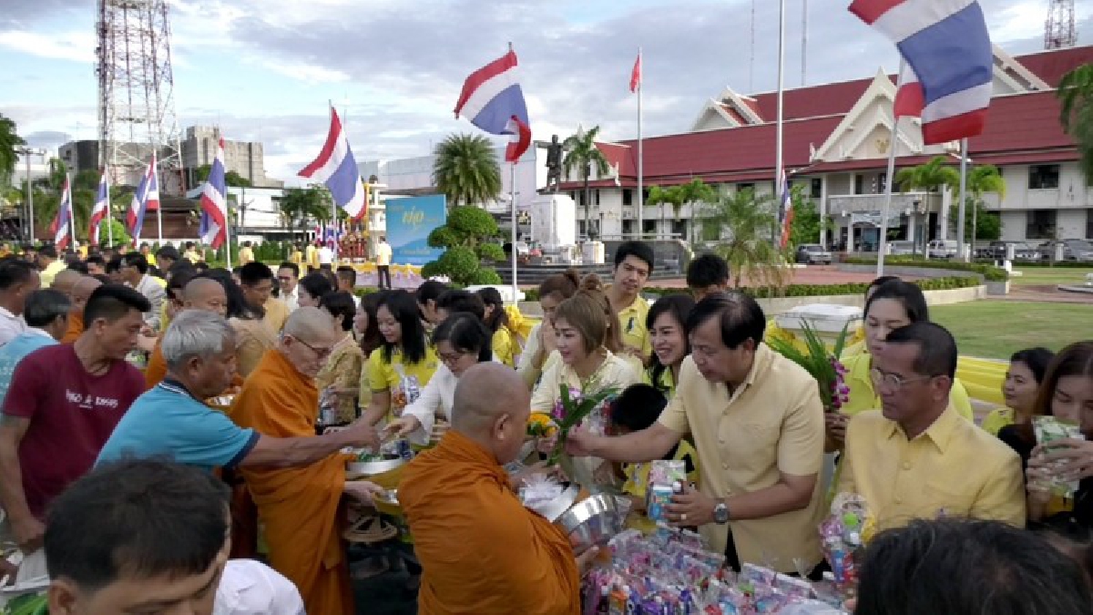 ชาวตราดสวมเสื้อเหลือง ทำบุญตักบาตรข้าวสารอาหารแห้ง ถวายเป็นพระราชกุศลพระบาทสมเด็จพระปรมินทรมหาภูมิพลอดุลยเดช บรมนาถบพิตร
