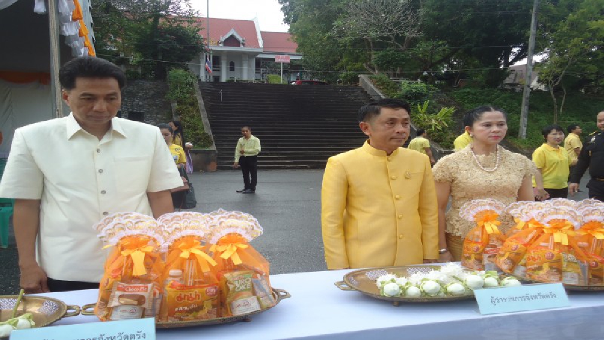 ชาวตรัง..!! พสกนิกรทุกหมู่เหล่า ร่วมทำบุญตักบาตร ข้าวสารอาหารแห้ง ถวายเป็นพระราชกุศล ในหลวงรัชกาลที่ 9 เนื่องในวันพ่อแห่งชาติ (คลิป)