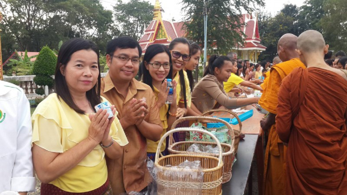 ประชาชนชาวสุรินทร์ทุกหมู่เหล่า ทำบุญตักบาตรข้าวสาร อาหารแห้ง แด่พระสงฆ์และสามเณร เนื่องในวันพ่อแห่งชาติ 5 ธ.ค. (มีคลิป)
